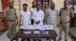 आजमगढ़: शिक्षक एमएलसी चुनाव में रुपये बांटने जा रहे चार लोग पकड़े गए, 2.41 लाख नकदी और प्रचार सामग्री बरामद,