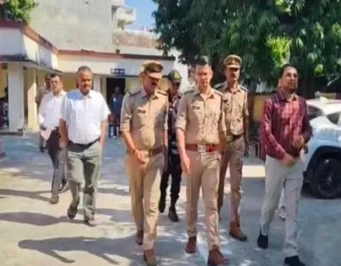 गोरखपुर -फैजाबाद खंड शिक्षक निर्वाचन क्षेत्र के लिए महाराजगंज जिले में आज शुक्रवार को कड़ी सुरक्षा व्यवस्था के बीच मतदान हुआ सम्पन्न 1 गोरखपुर -फैजाबाद खंड शिक्षक निर्वाचन क्षेत्र के लिए महाराजगंज जिले में आज शुक्रवार को कड़ी सुरक्षा व्यवस्था के बीच मतदान हुआ सम्पन्न - MAHRAJGANJ, उत्तर प्रदेश