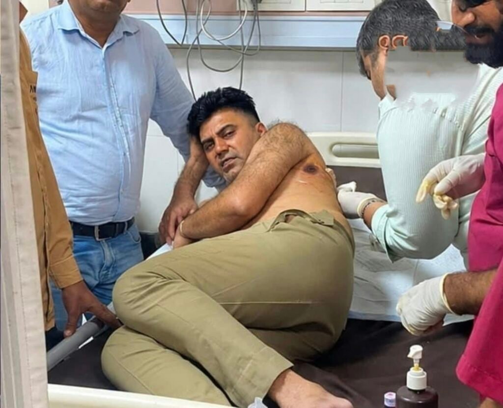 मुजफ्फरनगर में बदमाशों ने दिनदहाड़े सिपाही को मारी गोली, सिपाही अंकित घायल; सूबे में अराजकता चरम पर, खाकी के इकबाल को चुनौती - MAHRAJGANJ, उत्तर प्रदेश
