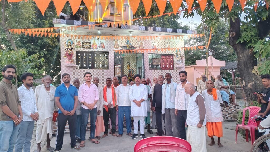 318 सदर विधानसभा में धर्मनाथ खरवार का जनसंपर्क अभियान, गांव-गांव पहुंचकर सरकार की योजनाओं की दी जानकारी - MAHRAJGANJ, उत्तर प्रदेश
