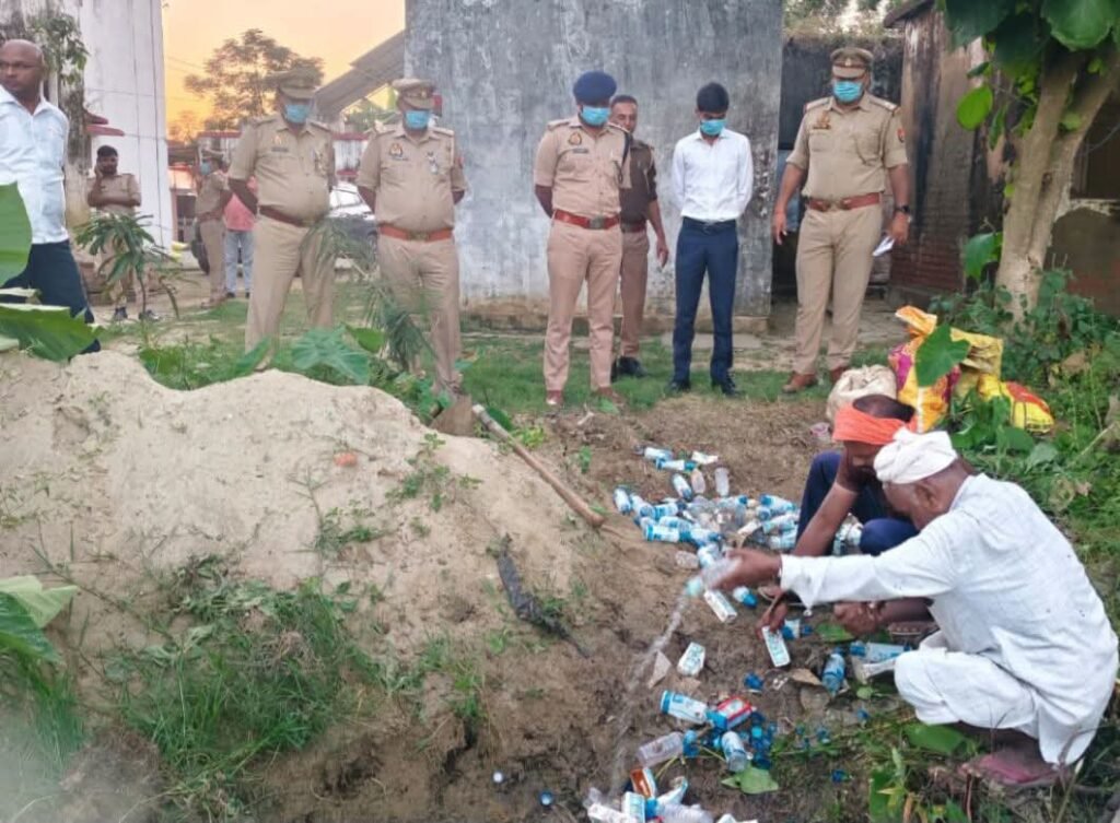 न्यायालय के आदेश पर आबकारी अधिनियम के तहत दर्ज 10 मुकदमों से संबंधित कुल 108 लीटर अवैध शराब को नियमानुसार नष्ट करा दिया गया 1 न्यायालय के आदेश पर आबकारी अधिनियम के तहत दर्ज 10 मुकदमों से संबंधित कुल 108 लीटर अवैध शराब को नियमानुसार नष्ट करा दिया गया - MAHRAJGANJ, उत्तर प्रदेश