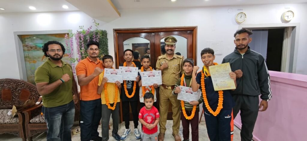 खाकी वाले गुरुजी’ सब-इंस्पेक्टर रणजीत यादव ने मेडल और सर्टिफिकेट पहनाकर किया सुल्तानपुर के नन्हे मुक्केबाजों का सम्मान 1 खाकी वाले गुरुजी’ सब-इंस्पेक्टर रणजीत यादव ने मेडल और सर्टिफिकेट पहनाकर किया सुल्तानपुर के नन्हे मुक्केबाजों का सम्मान - MAHRAJGANJ, उत्तर प्रदेश