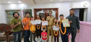 खाकी वाले गुरुजी’ सब-इंस्पेक्टर रणजीत यादव ने मेडल और सर्टिफिकेट पहनाकर किया सुल्तानपुर के नन्हे मुक्केबाजों का सम्मान