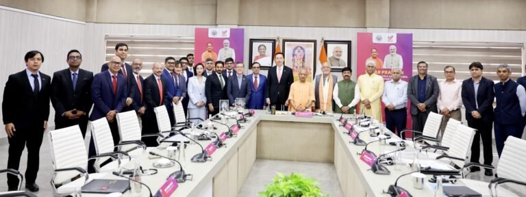 मुख्यमंत्री योगी आदित्यनाथ जी ने आज लखनऊ में सिंगापुर के शीर्ष उद्योगपतियों एवं निवेशकों के 14 सदस्यीय उच्चस्तरीय व्यापारिक प्रतिनिधिमंडल के साथ की बैठक