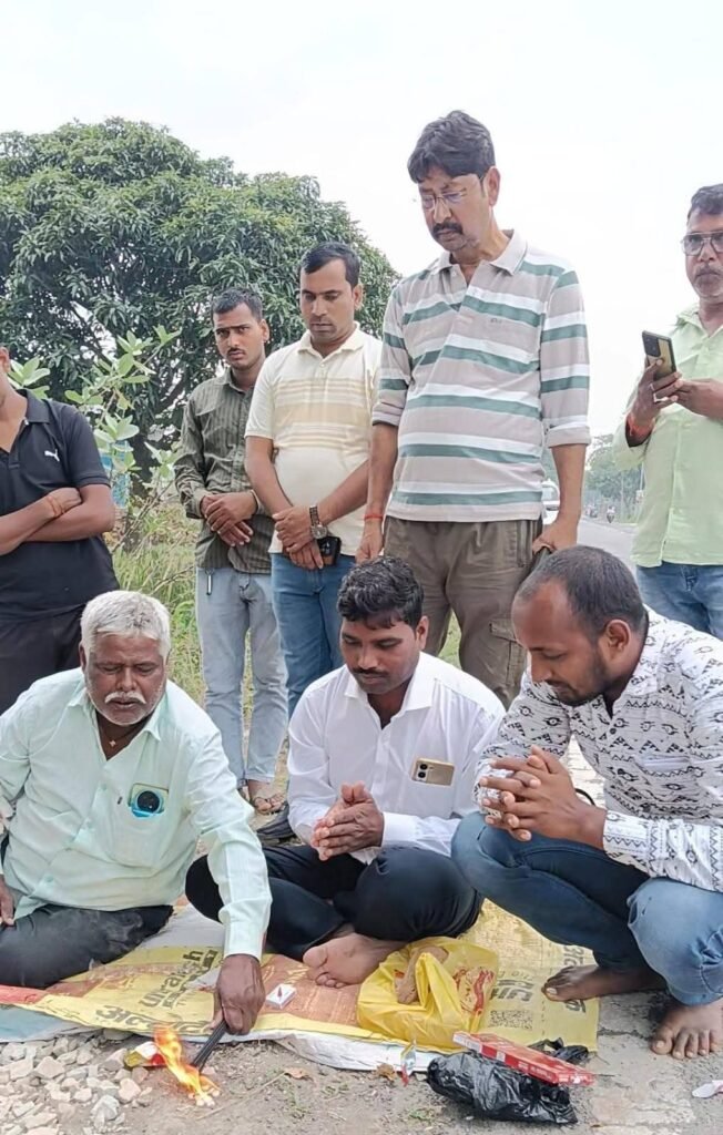 नगर पंचायत बृजमनगंज के वार्ड नंबर 10 में छोटी सड़क के निर्माण कार्य का भूमि पूजन कर शुभारंभ किया गया वार्ड के सभासद सुरेंद्र कुमार ने विधि-विधान से पूजन कर निर्माण कार्य की शुरूआ - MAHRAJGANJ, उत्तर प्रदेश