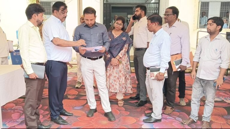 जिलाधिकारी एवं जिला निर्वाचन अधिकारी गौरव सिंह सोगरवाल ने कलेक्ट्रेट परिसर में ईवीएम की प्रथम स्तरीय जांच (एफएलसी) कार्य का किया निरीक्षण