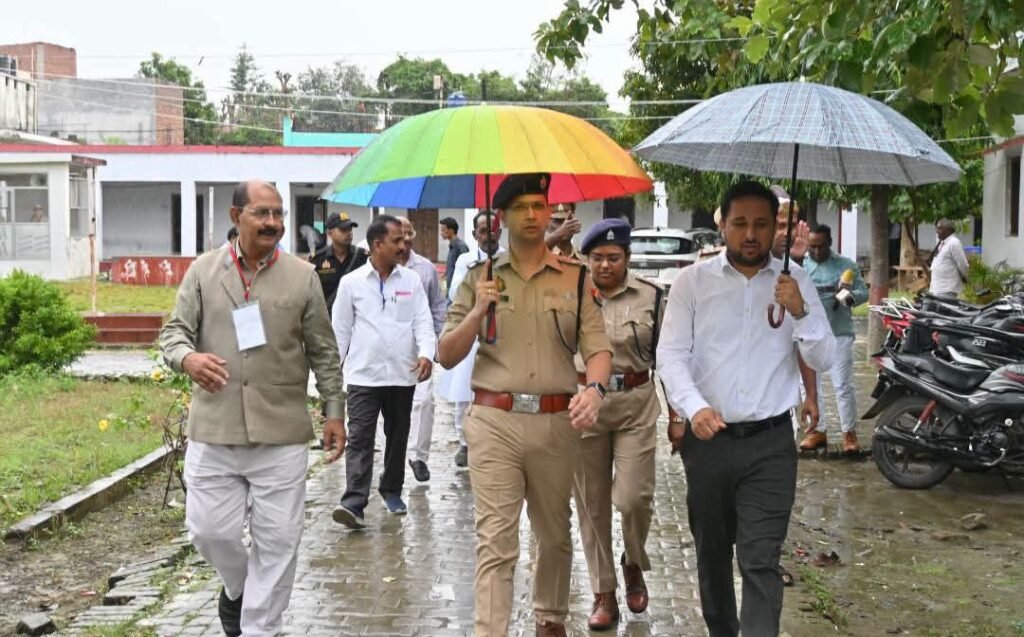 PET परीक्षा को लेकर महराजगंज प्रशासन अलर्ट, डीएम-एसपी ने परीक्षा केंद्रों का किया सघन निरीक्षण- फरेंदा में डीएम-एसपी ने परखी PET परीक्षा की सुरक्षा व्यवस्था, CCTV निगरानी की जांच - MAHRAJGANJ, उत्तर प्रदेश