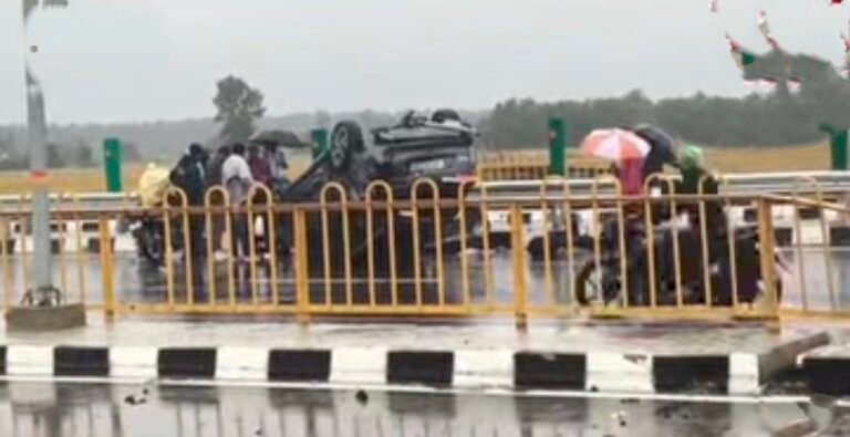 बाजारडीह में डिवाइडर से टकराकर पलटी कार, बाल-बाल बचा चालक
