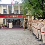 पुलिस अधीक्षक महराजगंज शक्ति मोहन अवस्थी ने पुलिस कार्यालय में उपस्थित अधिकारियों एवं कर्मचारियों को राष्ट्र की एकता, अखंडता और सुरक्षा बनाए रखने की शपथ दिलाई