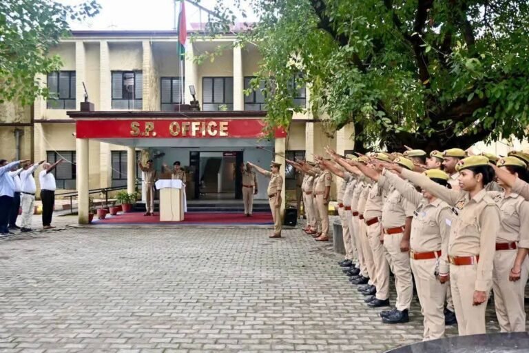 पुलिस अधीक्षक महराजगंज शक्ति मोहन अवस्थी ने पुलिस कार्यालय में उपस्थित अधिकारियों एवं कर्मचारियों को राष्ट्र की एकता, अखंडता और सुरक्षा बनाए रखने की शपथ दिलाई