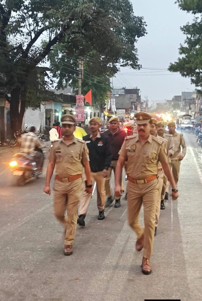 पुलिस अधीक्षक शक्ति मोहन अवस्थी के निर्देशन में पनियरा थाना पुलिस ने क्षेत्र के प्रमुख बाजारों, कस्बों और संवेदनशील इलाकों में पैदल गश्त किया - MAHRAJGANJ, उत्तर प्रदेश