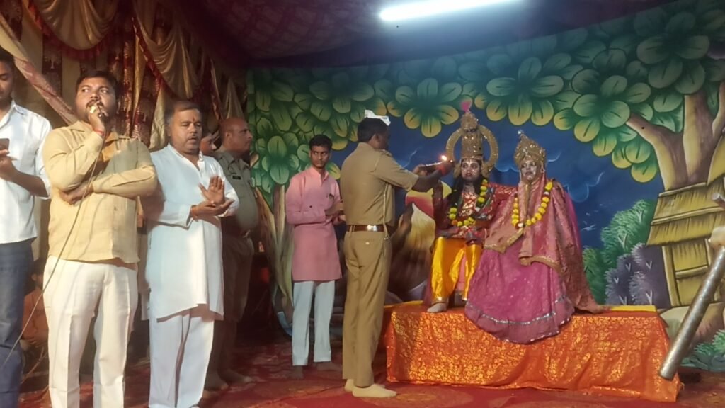 समथर में रामलीला मंच पर थाना अध्यक्ष ने की आरती, धार्मिक आयोजन में निभाई सहभागिता - JHANSI, उत्तर प्रदेश