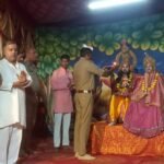 समथर में रामलीला मंच पर थाना अध्यक्ष ने की आरती, धार्मिक आयोजन में निभाई सहभागिता