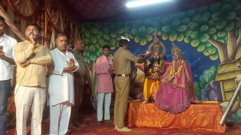 समथर में रामलीला मंच पर थाना अध्यक्ष ने की आरती, धार्मिक आयोजन में निभाई सहभागिता