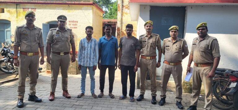 गैंगस्टर एक्ट में वांछित तीन अभियुक्त गिरफ्तार, गोला पुलिस की कार्रवाई गोला पुलिस ने अल्लागंज रोड स्थित सरकारी ट्यूबेल के पास दबोचा, तीनों के खिलाफ कई आपराधिक मुकदमे दर्ज