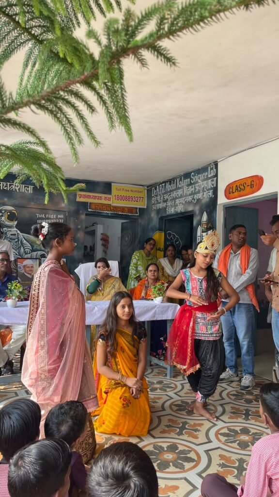 ममरी, परेली व अहमदनगर में धूमधाम से मनाई गई गांधी जयंती ध्वजारोहण के बाद मेधावी बच्चों को पुरस्कार व शील्ड देकर किया गया सम्मानित - KHERI, उत्तर प्रदेश