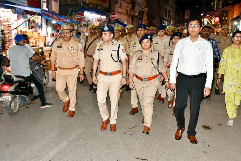 त्योहारों को लेकर पुलिस अलर्ट, आईजी ने अधिकारियों को दिए सुरक्षा के निर्देश डीएम और एसएसपी के साथ शहर में पैदल गश्त कर परखी कानून-व्यवस्था