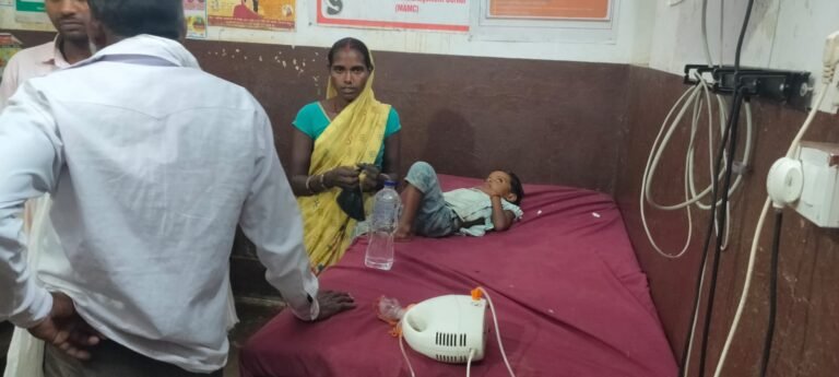 खेल-खेल में चार वर्षीय मासूम ने पकड़ लिया जहरीला करैत सांप