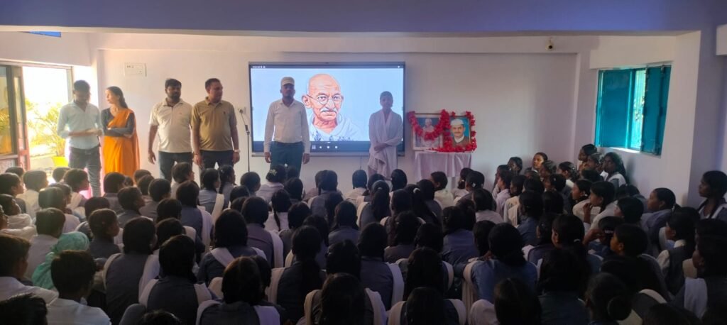 गांधी-शास्त्री जयंती पर आदर्श इंटर कॉलेज में हुआ ध्वजारोहण शिक्षकों ने सत्य, अहिंसा और सादगी के आदर्शों को अपनाने का किया आह्वान - SONBHADRA, उत्तर प्रदेश