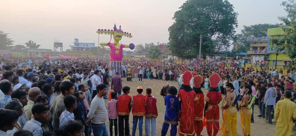 जय श्रीराम के जयघोष से गूंजा महुली, अहंकार का प्रतीक रावण धू-धू कर जला 1 जय श्रीराम के जयघोष से गूंजा महुली, अहंकार का प्रतीक रावण धू-धू कर जला - SONBHADRA, उत्तर प्रदेश