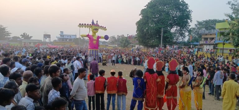 जय श्रीराम के जयघोष से गूंजा महुली, अहंकार का प्रतीक रावण धू-धू कर जला