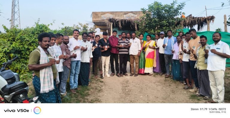 ఎటపాకం మండలంలో వైఎస్సార్సీపీ కార్యకర్తలకు మండల కమిటీ వారి ఆధ్వర్యంలో ఐడీ కార్డులు & ఇన్సూరెన్స్ కార్డుల పంపిణీ