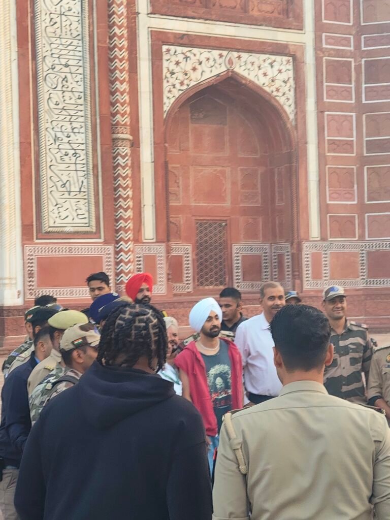 पंजाबी सिंगर दलजीत सिंह ने किया ताजमहल का दीदार