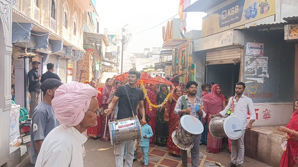 माचलपुर में इमली वाले बालाजी मंदिर से निकली विशाल चूनर यात्रा, भद्रकाली मंदिर में किया चूनर अर्पण* 1 माचलपुर में इमली वाले बालाजी मंदिर से निकली विशाल चूनर यात्रा, भद्रकाली मंदिर में किया चूनर अर्पण* - राजगढ़, मध्य प्रदेश