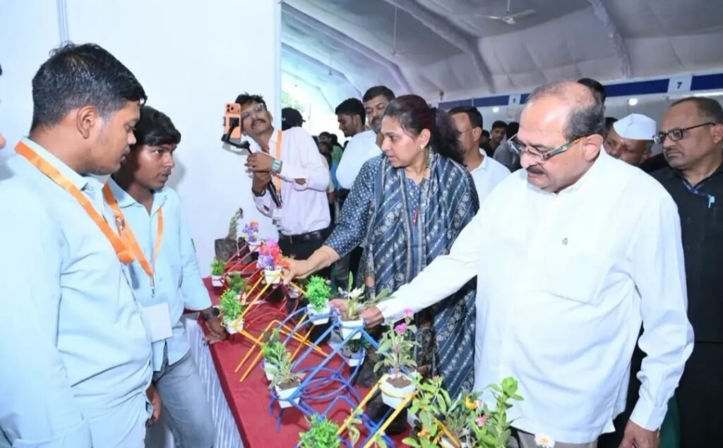बिल्डिंग प्रवरा’तून आत्मनिर्भरतेचा जागर; विद्यार्थ्यांच्या व्यावसायिक दृष्टिकोनाला विखे पाटलांची दाद 1 बिल्डिंग प्रवरा’तून आत्मनिर्भरतेचा जागर; विद्यार्थ्यांच्या व्यावसायिक दृष्टिकोनाला विखे पाटलांची दाद - अहमदनगर, महाराष्ट्र