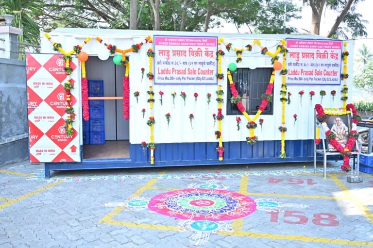 सबका मालिक एक मार्केटमध्ये साईभक्तांसाठी लाडू प्रसाद काउंटर
