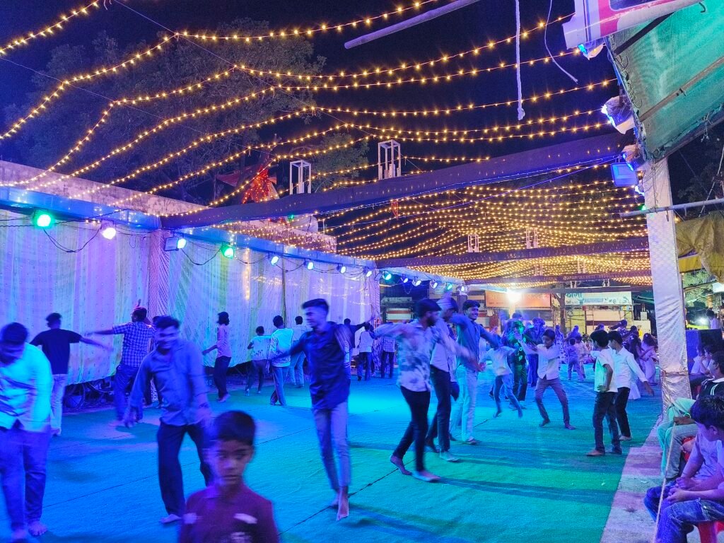 सारंगी में सार्वजनिक नव दुर्गा मंदिर बस स्टैंड पर नवरात्रि पर गरबो की धूम। 1 सारंगी में सार्वजनिक नव दुर्गा मंदिर बस स्टैंड पर नवरात्रि पर गरबो की धूम। - झाबुआ, मध्य प्रदेश