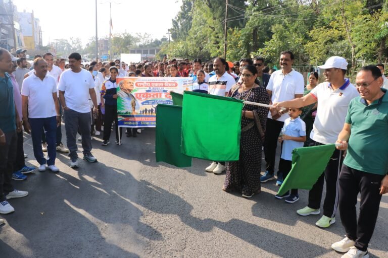 *महिला एवं बाल विकास मंत्री सुश्री निर्मला भूरिया ने हरी झंडी दिखाकर एकता दौड़ को किया रवाना