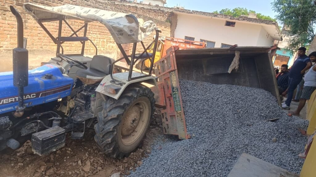 पेयजल पुनर्गठन योजना की खुदाई बनी हादसों का कारण, गिट्टी से भरीट्रैक्टर-ट्रॉली पलटी - JHANSI, उत्तर प्रदेश