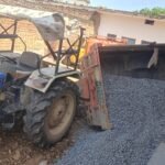 पेयजल पुनर्गठन योजना की खुदाई बनी हादसों का कारण, गिट्टी से भरीट्रैक्टर-ट्रॉली पलटी