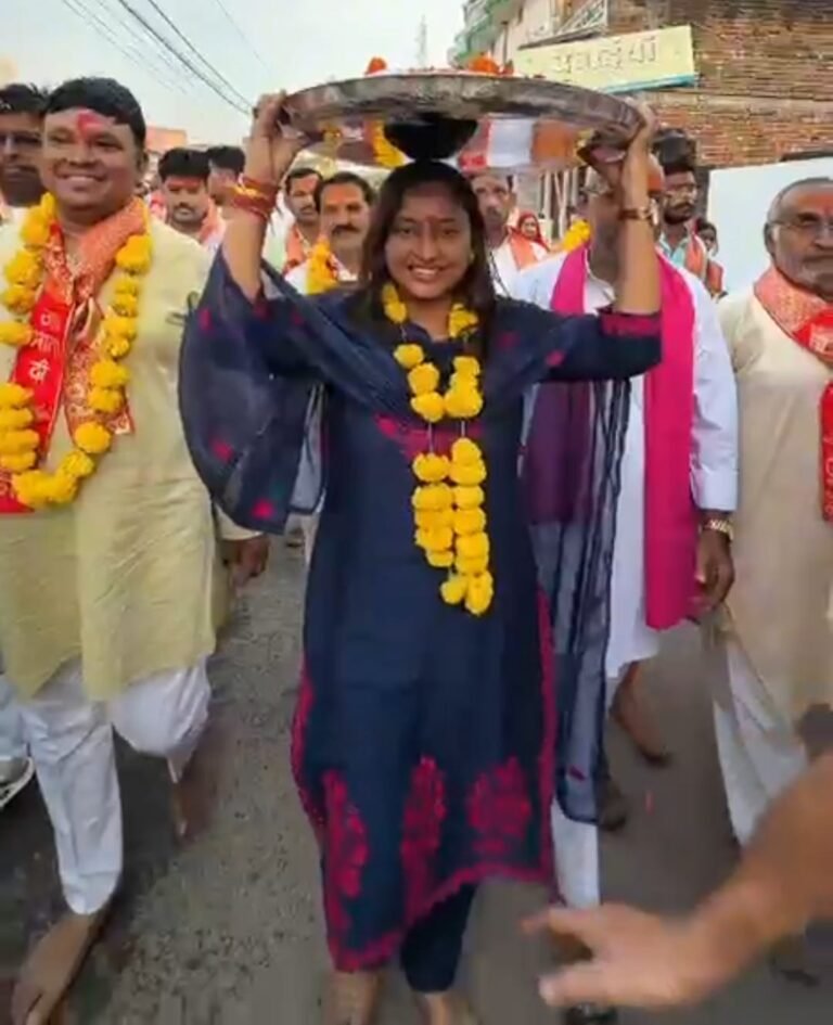बरुआसागर में आस्था का उमड़ा सैलाब, निकली भव्य 51 मीटर चुनरी यात्रा