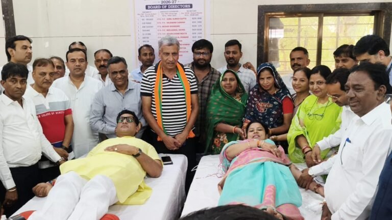 पाली नगर निगम की महापौर श्रीमती नमिता विकास बुबकीया,व महापौर पति विकास बुबकीया, पूर्व विधायक ज्ञानचंद पारख के जन्म दिवस पर रक्तदान शिविर में रक्तदान करते।