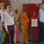 शतायु मतदाताओं का सम्मान, लोकतंत्र में योगदान को किया नमन अंतरराष्ट्रीय वृद्धजन दिवस पर घर-घर पहुंचकर माला एवं प्रशस्ति पत्र से किया सम्मान, मतदाता अधिकारों के प्रति किया जागरूक