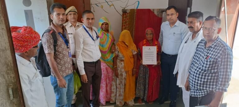 शतायु मतदाताओं का सम्मान, लोकतंत्र में योगदान को किया नमन अंतरराष्ट्रीय वृद्धजन दिवस पर घर-घर पहुंचकर माला एवं प्रशस्ति पत्र से किया सम्मान, मतदाता अधिकारों के प्रति किया जागरूक