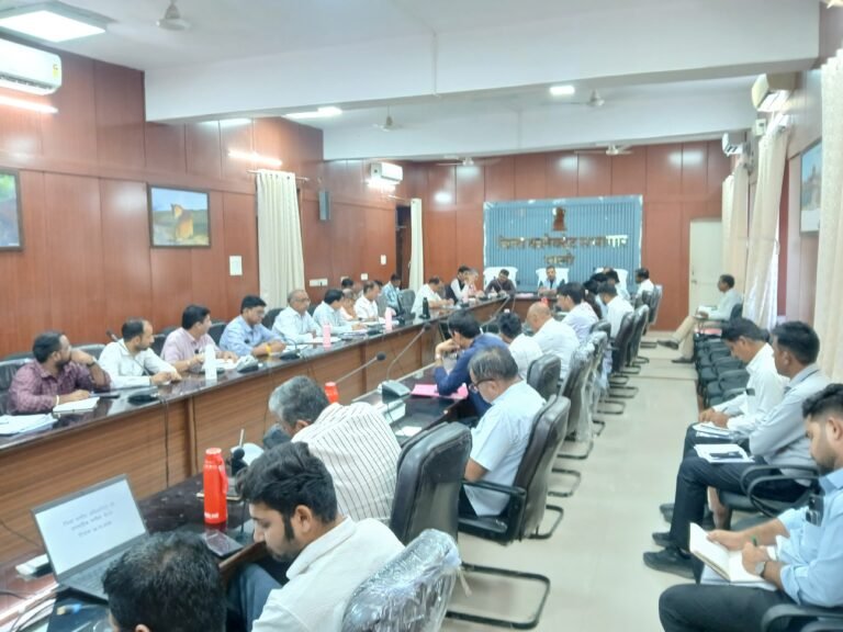 साप्ताहिक समीक्षा बैठक जिला कलक्टर ने ली समीक्षा बैठक