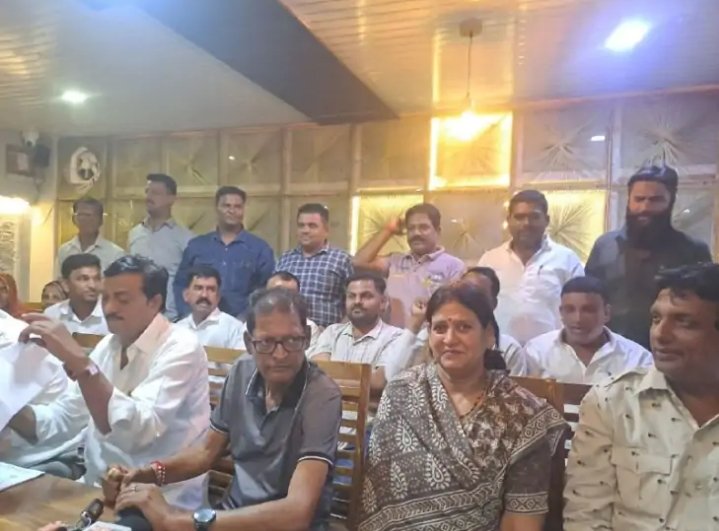 पाली नगर निगम चुनाव में र्निदलीय उमीदवार महापौर राजबाला प्रदीप हिंगड़, प्रदीप हिंगड़,उप महापौर मेहबूब टी, हकीम भाई, राकेश भाटी ने रखी प्रैस वार्ता।