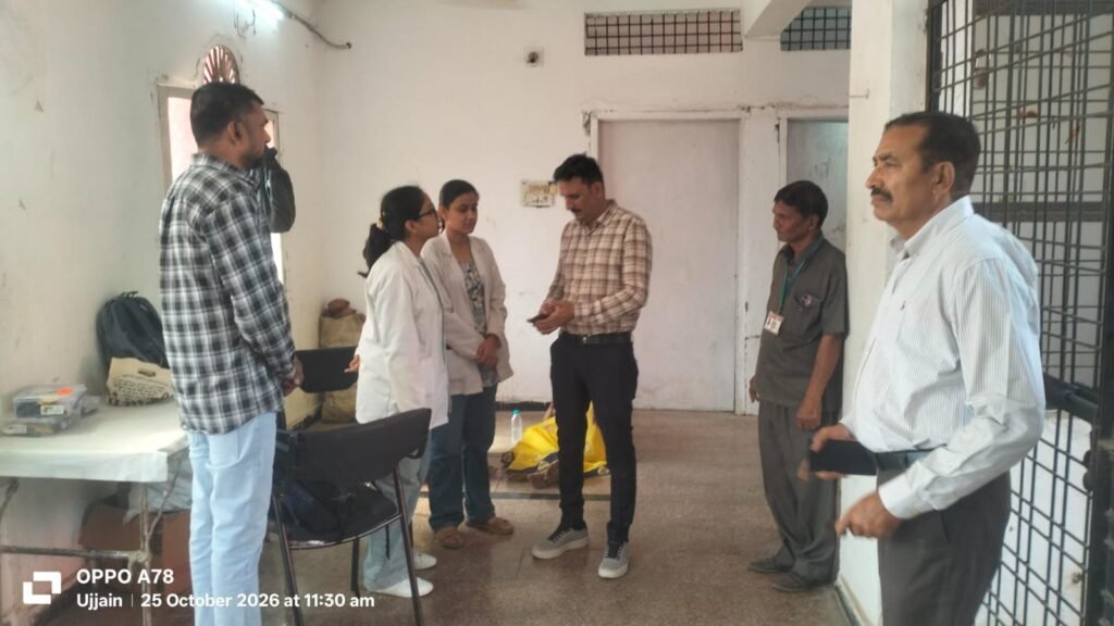 CMHO डॉ. विक्रम रघुवंशी ने काल भैरव मंदिर में स्वास्थ्य व्यवस्थाओं का किया निरीक्षण श्रद्धालुओं को समय पर स्वास्थ्य सेवाएं उपलब्ध कराने के निर्देश 1 CMHO डॉ. विक्रम रघुवंशी ने काल भैरव मंदिर में स्वास्थ्य व्यवस्थाओं का किया निरीक्षण श्रद्धालुओं को समय पर स्वास्थ्य सेवाएं उपलब्ध कराने के निर्देश - उज्जैन, मध्य प्रदेश