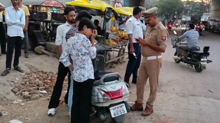 यातायात पुलिस ललितपुर द्वारा ओवरस्पीड, बिना हेलमेट, दोपहिया वाहन पर तीन सवारी एवं बिना सीट बेल्ट के विरुद्ध चलाया गया अभियान।