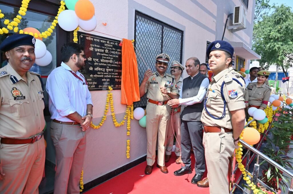 रेल यात्रियों की सुरक्षा को नई मजबूती, झांसी में नवीन जीआरपी थाना भवन का उद्घाटन। 1 रेल यात्रियों की सुरक्षा को नई मजबूती, झांसी में नवीन जीआरपी थाना भवन का उद्घाटन। - LALITPUR, उत्तर प्रदेश