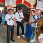 ललितपुर जंक्शन रेलवे स्टेशन पर टिकट चेकिंग अभियान चलाकर ₹81,875 का जुर्माना वसूला।