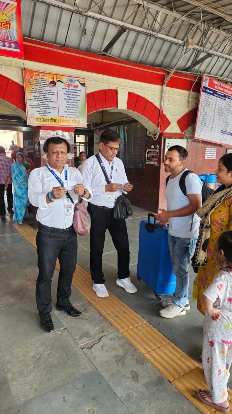 ललितपुर जंक्शन रेलवे स्टेशन पर टिकट चेकिंग अभियान चलाकर ₹81,875 का जुर्माना वसूला।