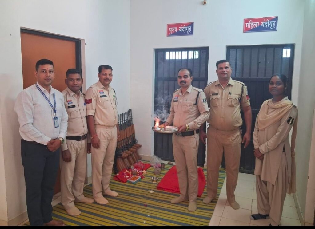 थाना नगरदा में विधि-विधान से संपन्न हुआ शस्त्र पूजन 1 थाना नगरदा में विधि-विधान से संपन्न हुआ शस्त्र पूजन - सक्ती, छत्तीसगढ़
