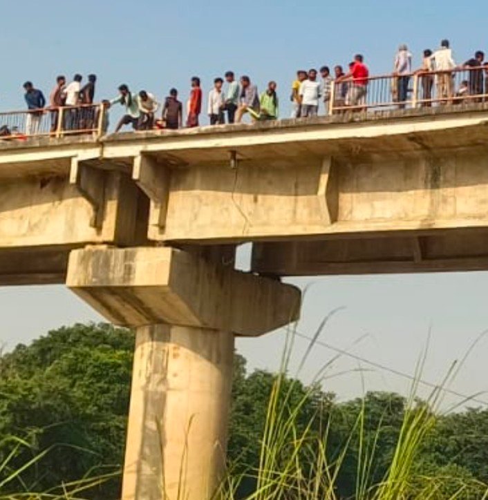 सई नदी में गिरा चीनी लदा ट्रक, पुल की रेलिंग टूटी सुबह नदी से गुजर रहे लोगों ने देखा हादसा, मौके पर जुटी भारी भीड़