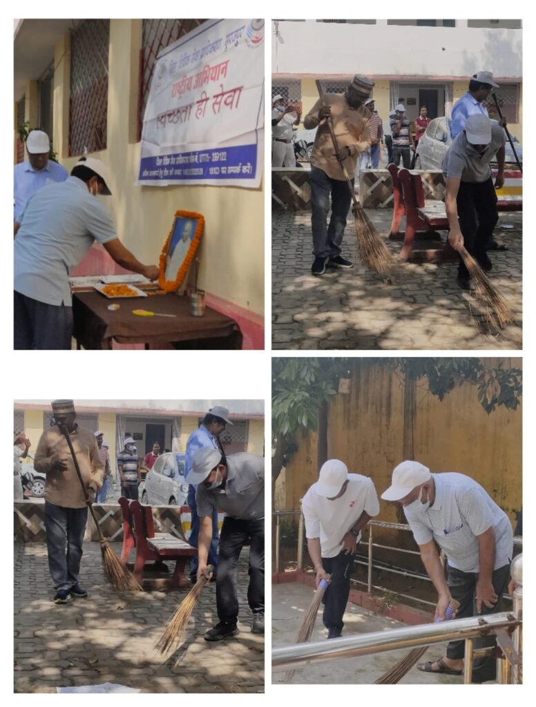 गांधी जयंती पर न्यायालय परिसर में गूंजा श्रमदान का संदेश प्रधान जिला न्यायाधीश श्री थॉमस एक्का, न्यायाधीशों, अधिवक्ताओं और न्यायिक कर्मचारियों ने थामा स्वच्छता का संकल्प - सूरजपुर, छत्तीसगढ़