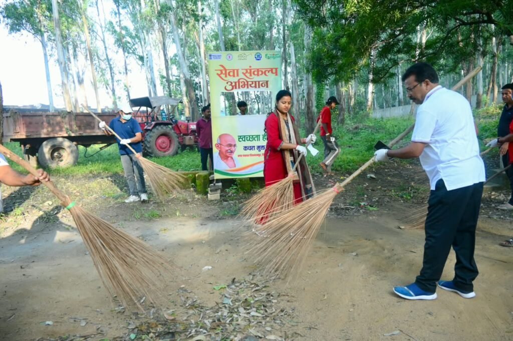 सेवा संकल्प में झाड़ू थामकर उतरीं मंत्री श्रीमती लक्ष्मी राजवाड़े, श्रमदान से जगाई स्वच्छता की अलख 1 सेवा संकल्प में झाड़ू थामकर उतरीं मंत्री श्रीमती लक्ष्मी राजवाड़े, श्रमदान से जगाई स्वच्छता की अलख - सूरजपुर, छत्तीसगढ़