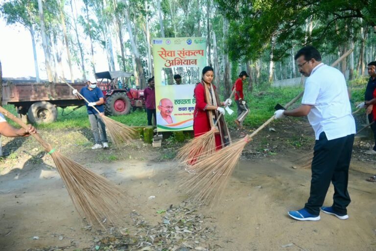 सेवा संकल्प में झाड़ू थामकर उतरीं मंत्री श्रीमती लक्ष्मी राजवाड़े, श्रमदान से जगाई स्वच्छता की अलख